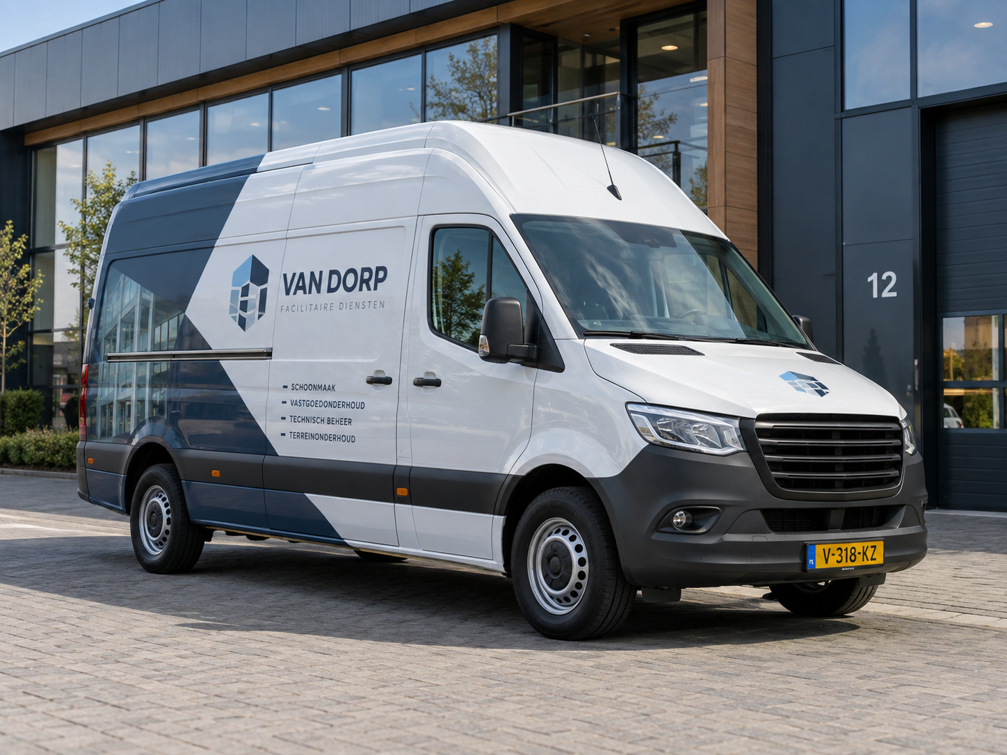 Grote hoge bestelwagen met professionele bedrijfsbelettering