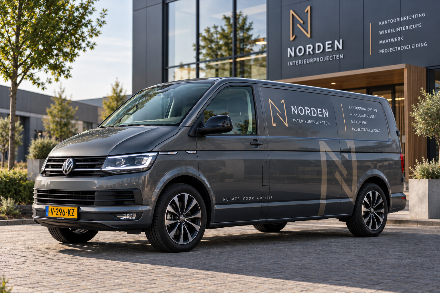 Volkswagen Transporter met herkenbare maar niet schreeuwerige bedrijfsbelettering