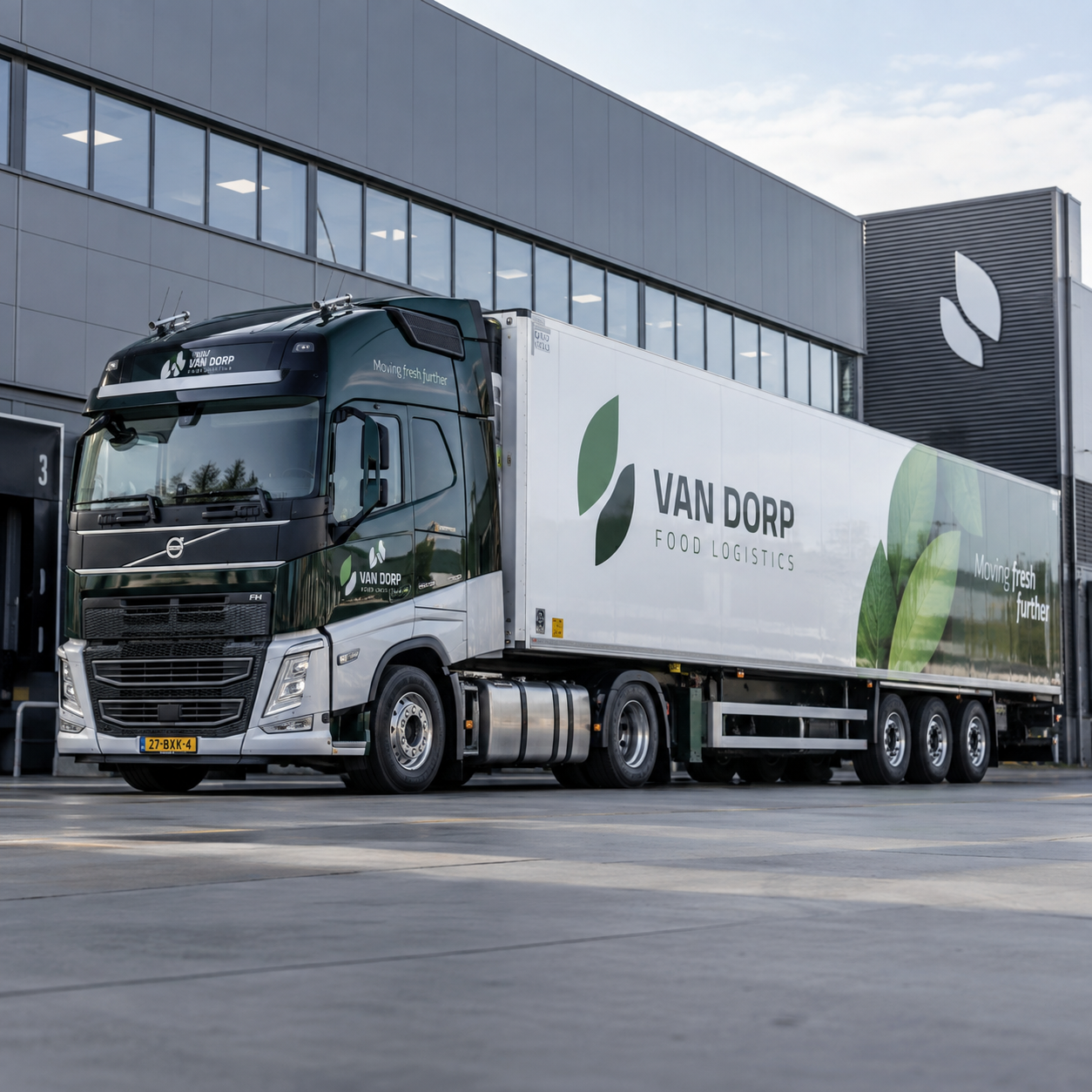 Vrachtwagen met trekker en trailer in professionele bedrijfsbranding