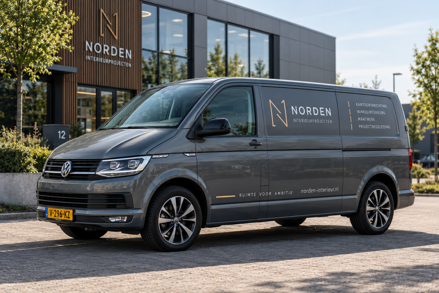 Zakelijk herkenbare bedrijfsbus met subtiele professionele autobelettering
