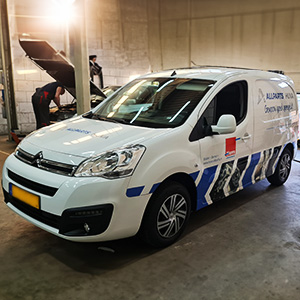 AllParts bestelauto met opvallende bedrijfsbelettering door SignDirect