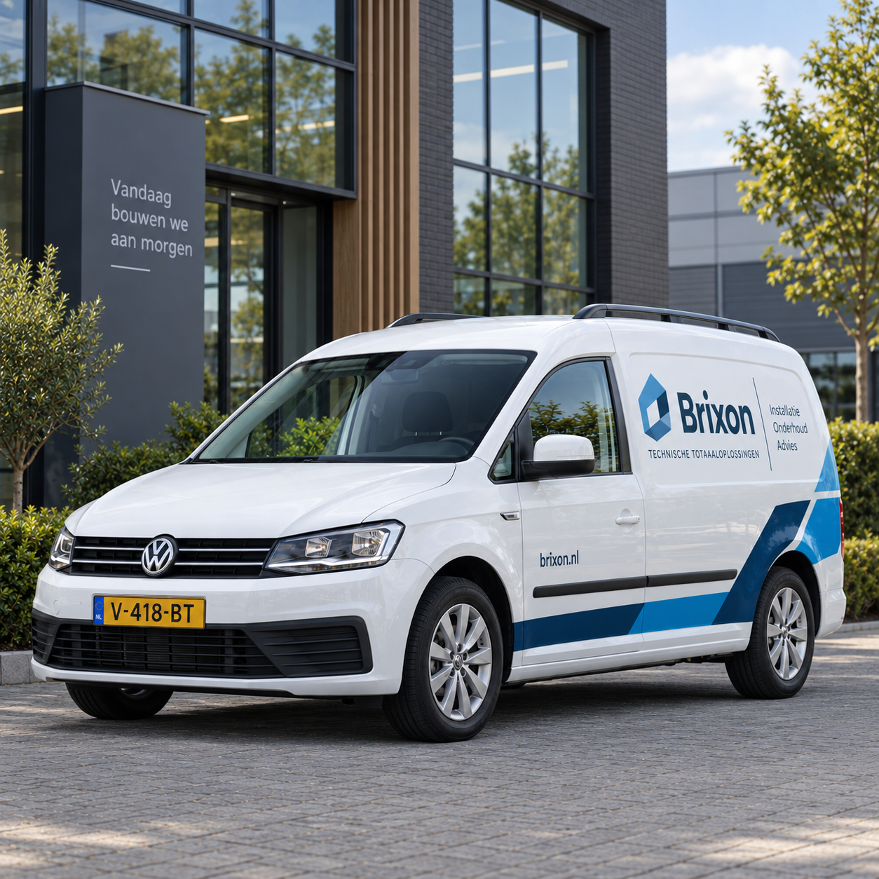 Volkswagen Caddy met duidelijk zichtbare zakelijke bedrijfsbelettering