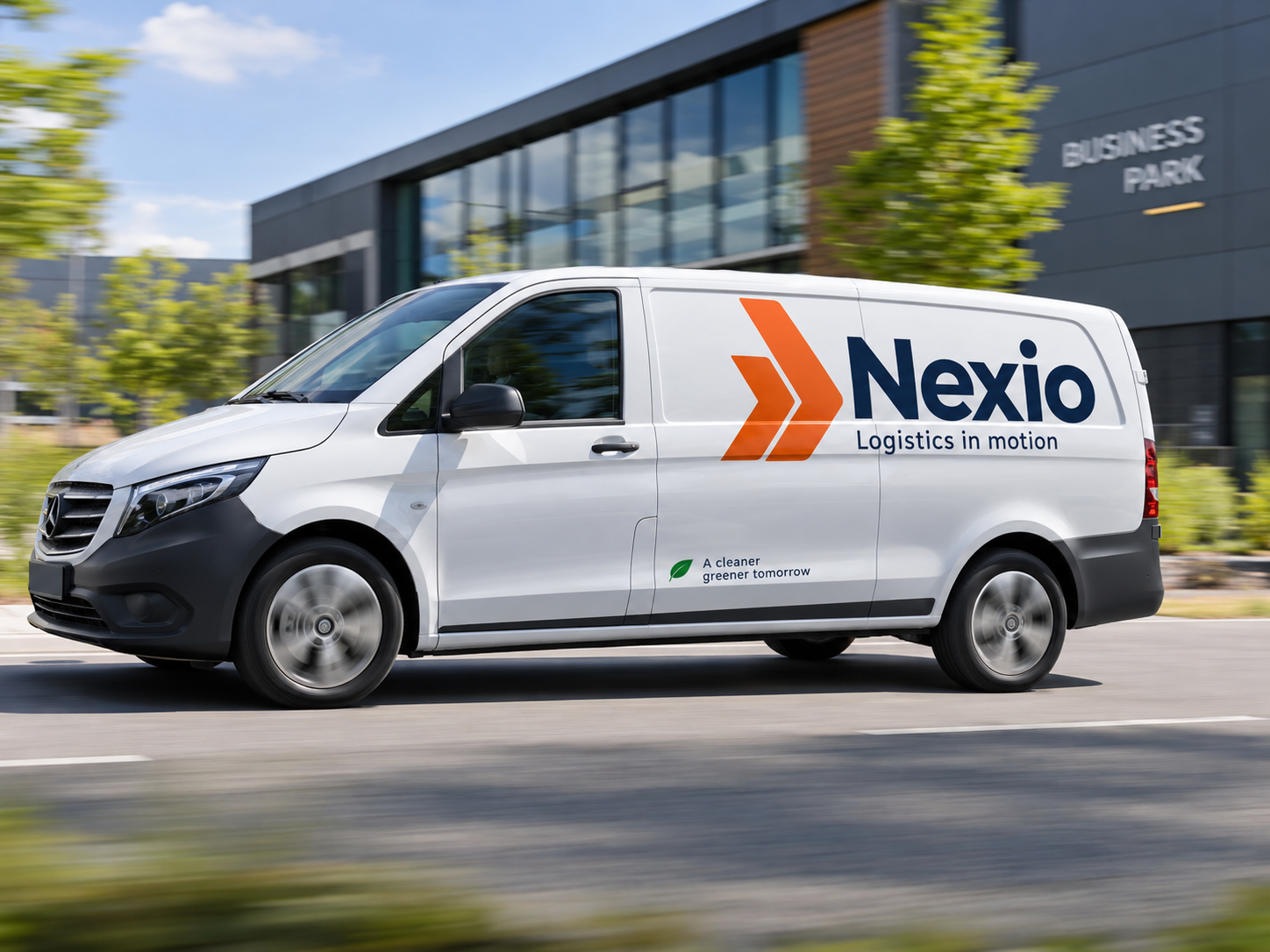 Professioneel beletterde bestelauto in beweging met herkenbaar bedrijfslogo