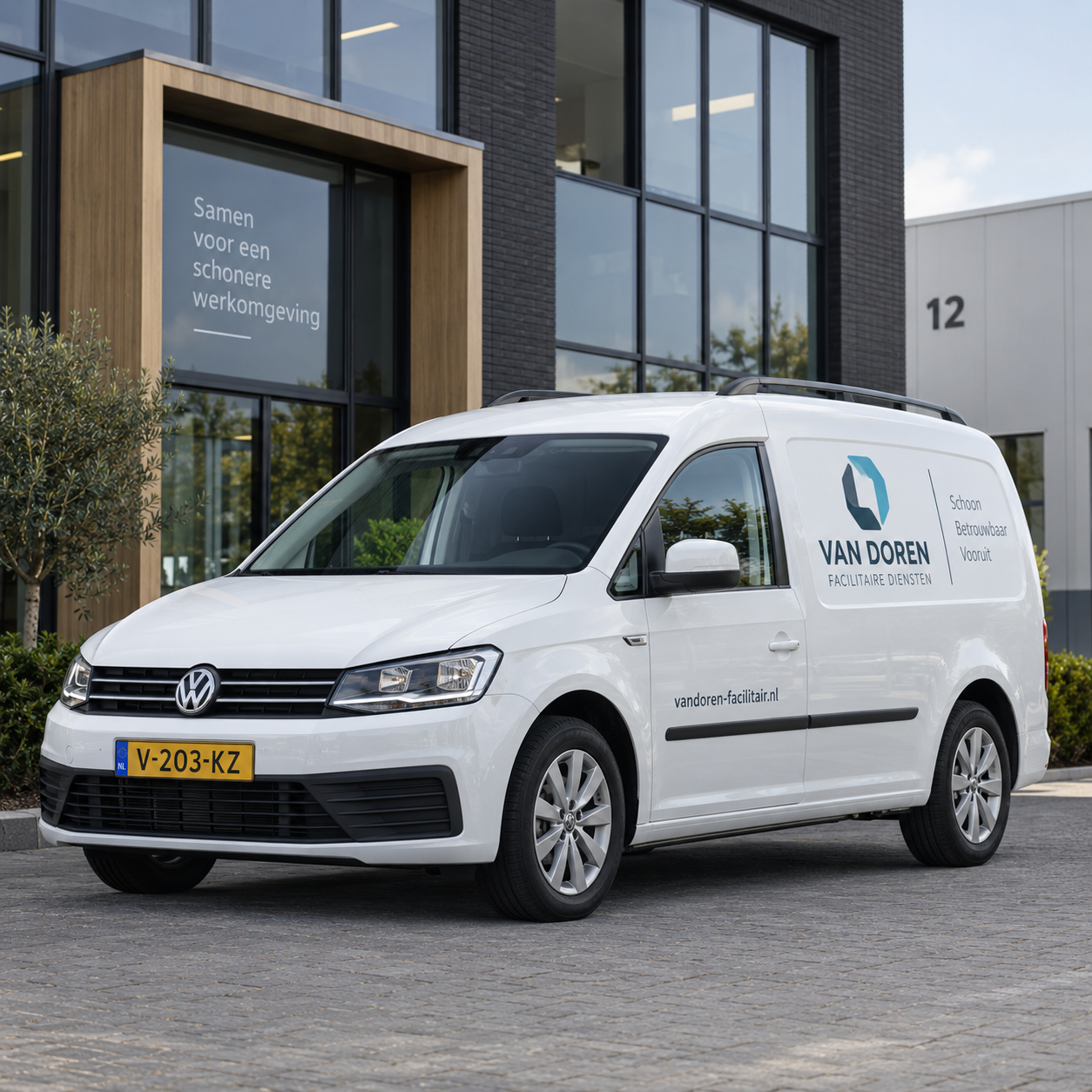 Zakelijk herkenbare Volkswagen Caddy met professionele bedrijfsbelettering