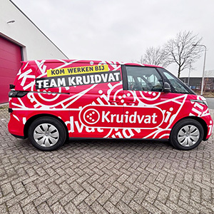 Kruidvat bestelbus met opvallende rode merkbelettering door SignDirect
