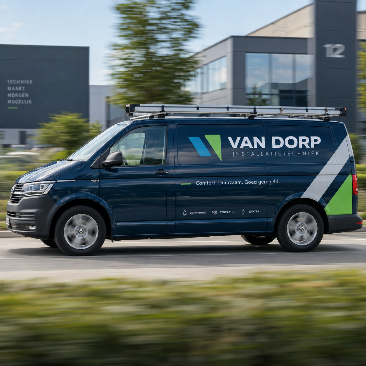 Professioneel beletterde Volkswagen Transporter in beweging