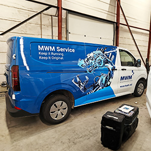 MWM Service bestelbus met opvallende bedrijfsbelettering door SignDirect