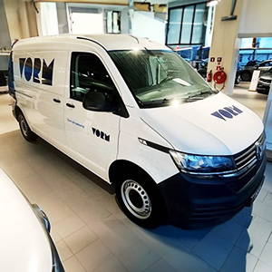 VORM bestelbus professioneel beletterd door SignDirect