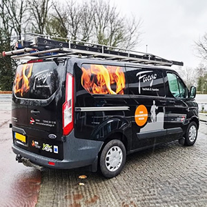 Fuego bestelwagen met opvallende bedrijfsbelettering gerealiseerd door SignDirect
