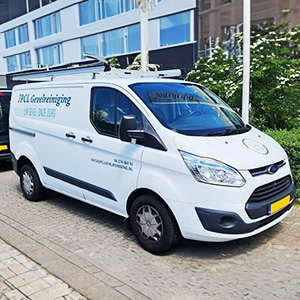 JPCL bestelwagen met zakelijke bedrijfsbelettering gerealiseerd door SignDirect