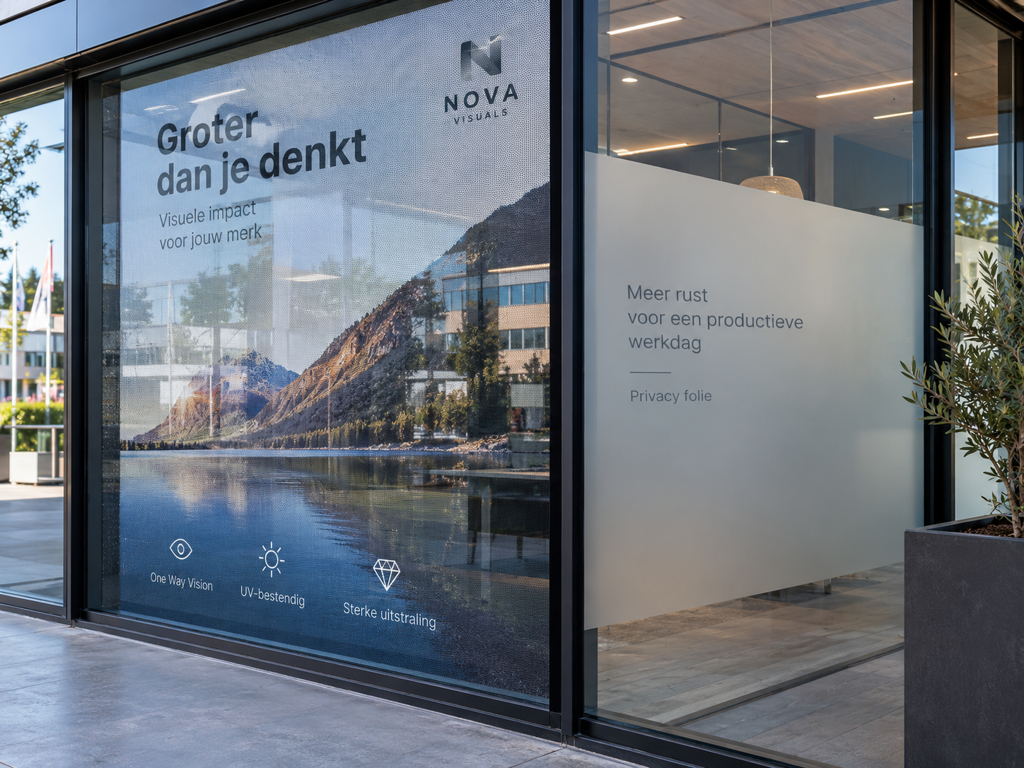 Vergelijking tussen grote raamsticker One Way Vision en privacyfolie op een zakelijke glaspartij