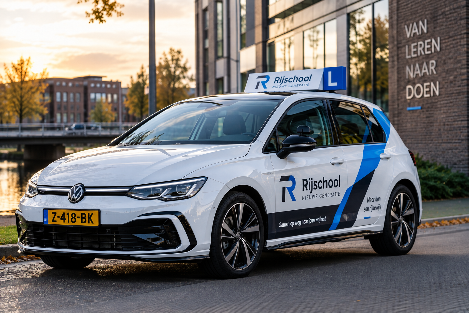 Opvallen tussen andere rijscholen: 10 ideeën voor opvallende maar professionele lesautobelettering