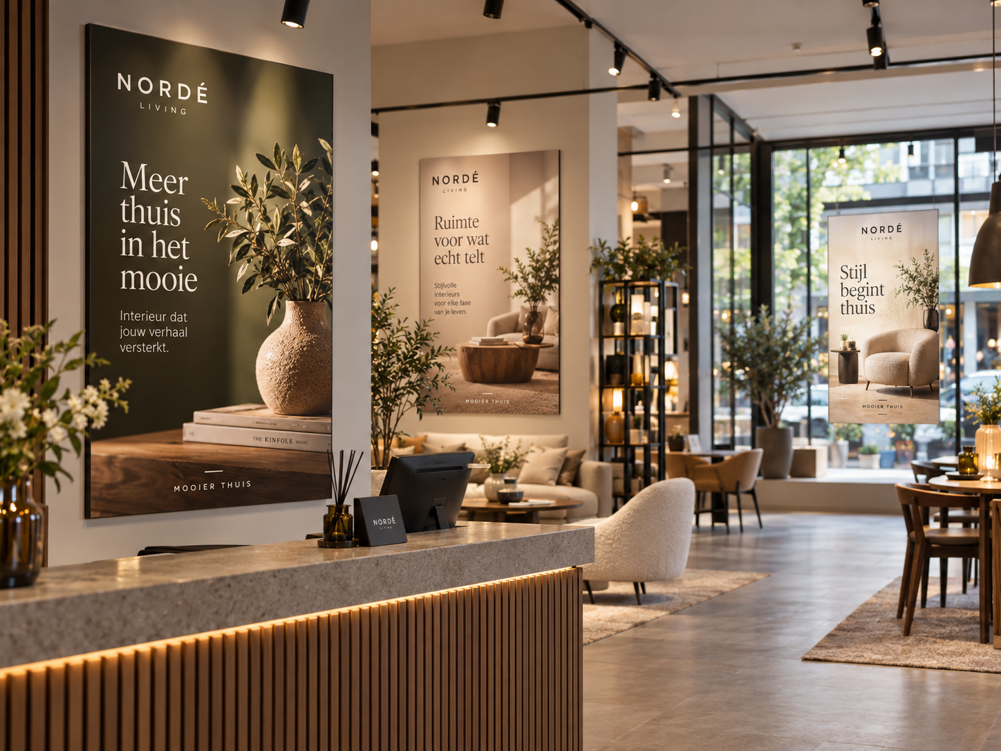 Professionele posters op verschillende kijkafstanden bij balie winkelwand en etalage