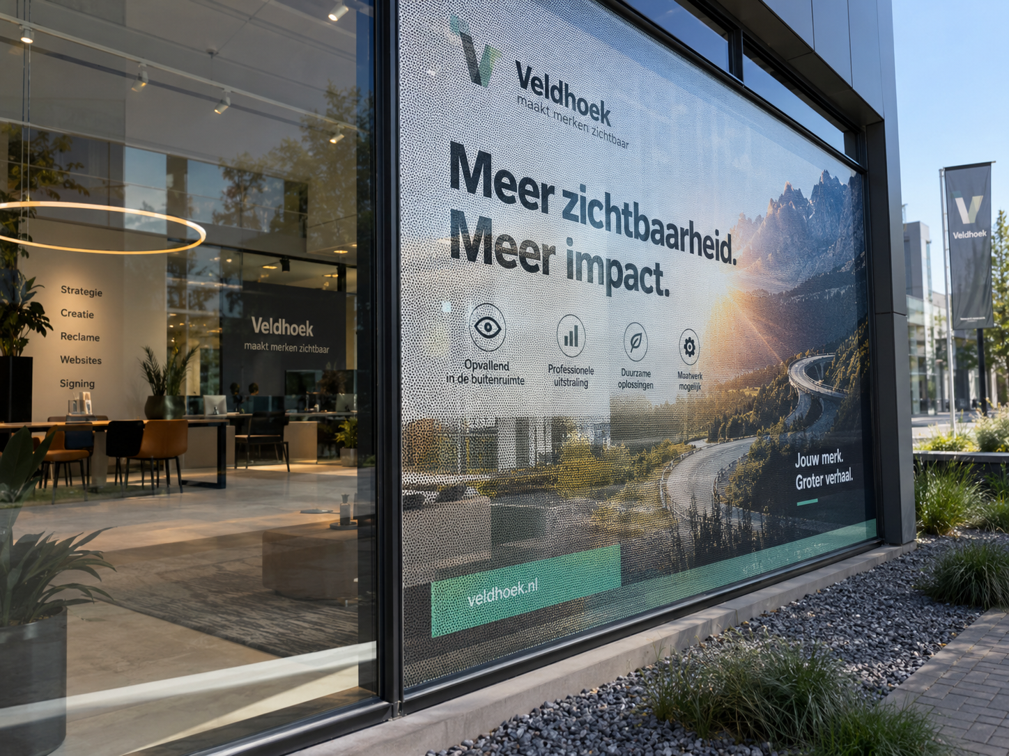 One Way Vision raamfolie op zakelijke glaspartij met reclame aan de buitenzijde en doorkijk vanuit het interieur