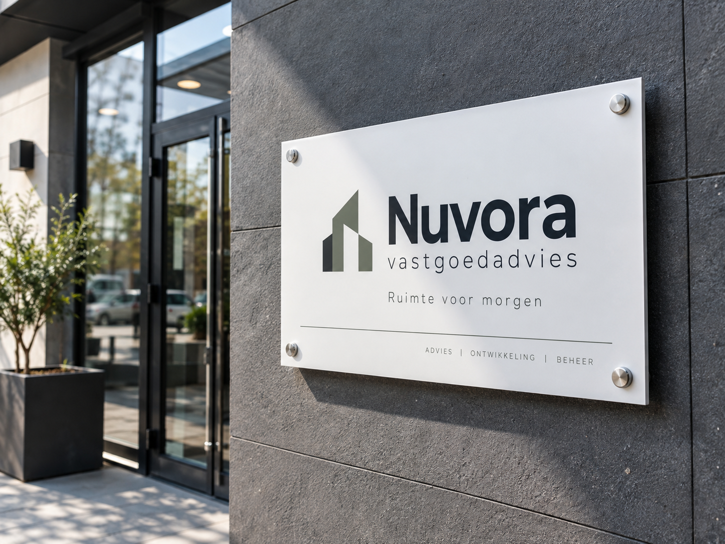 Professioneel reclamebord met nette metalen afstandhouders gemonteerd aan een moderne zakelijke wand