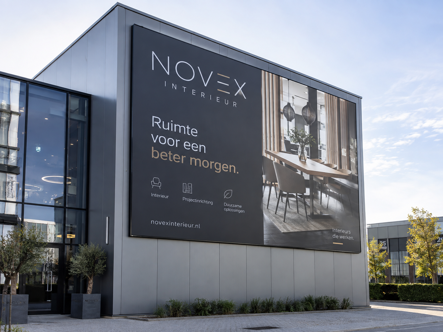 Groot professioneel reclamepaneel aan een modern zakelijk gebouw