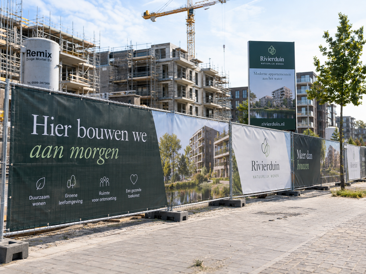 Professioneel bedrukte bouwhekdoeken op een moderne Nederlandse bouwlocatie