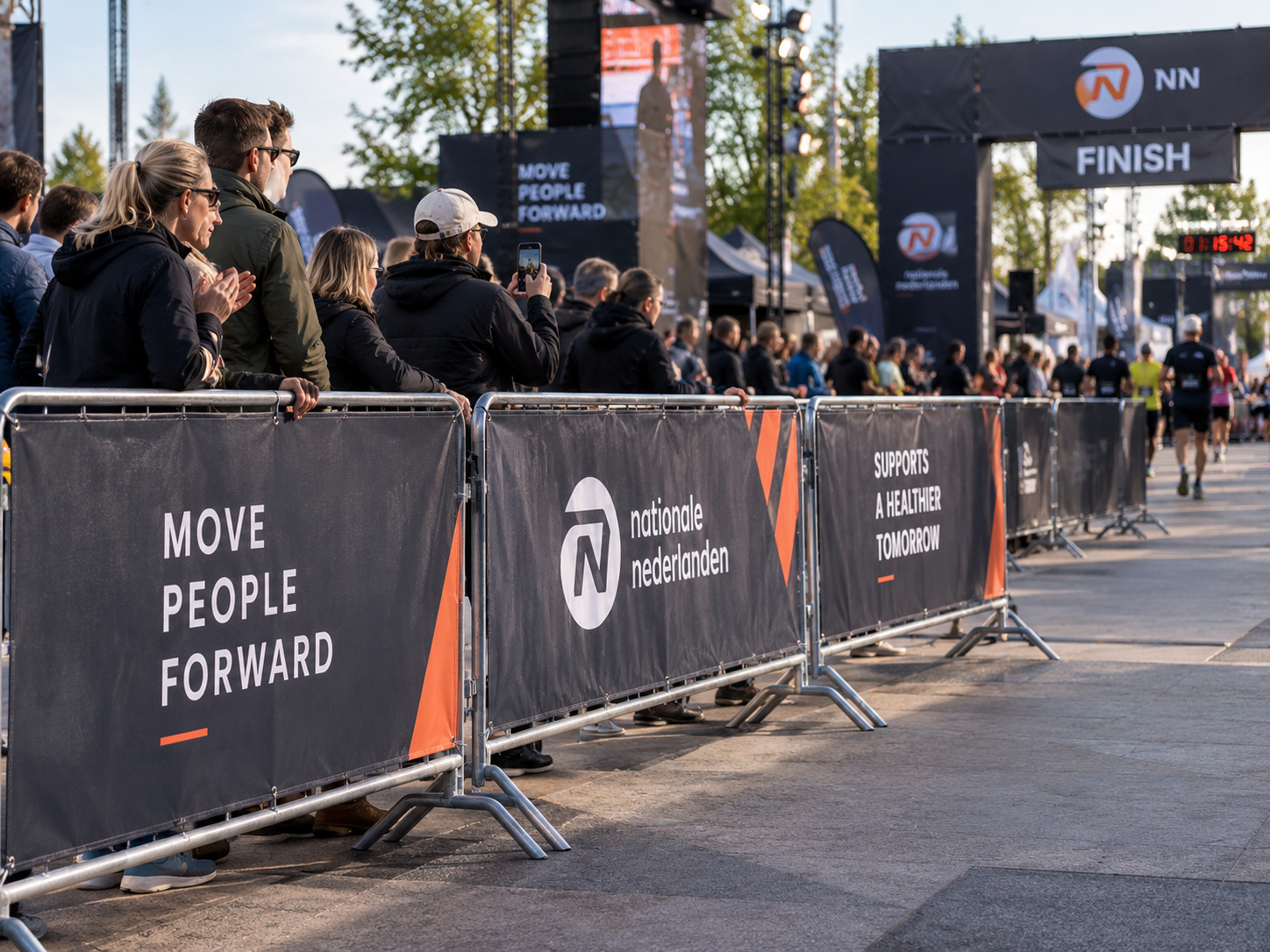Professioneel bedrukte dranghekdoeken bij een sportevenement met publiek en route