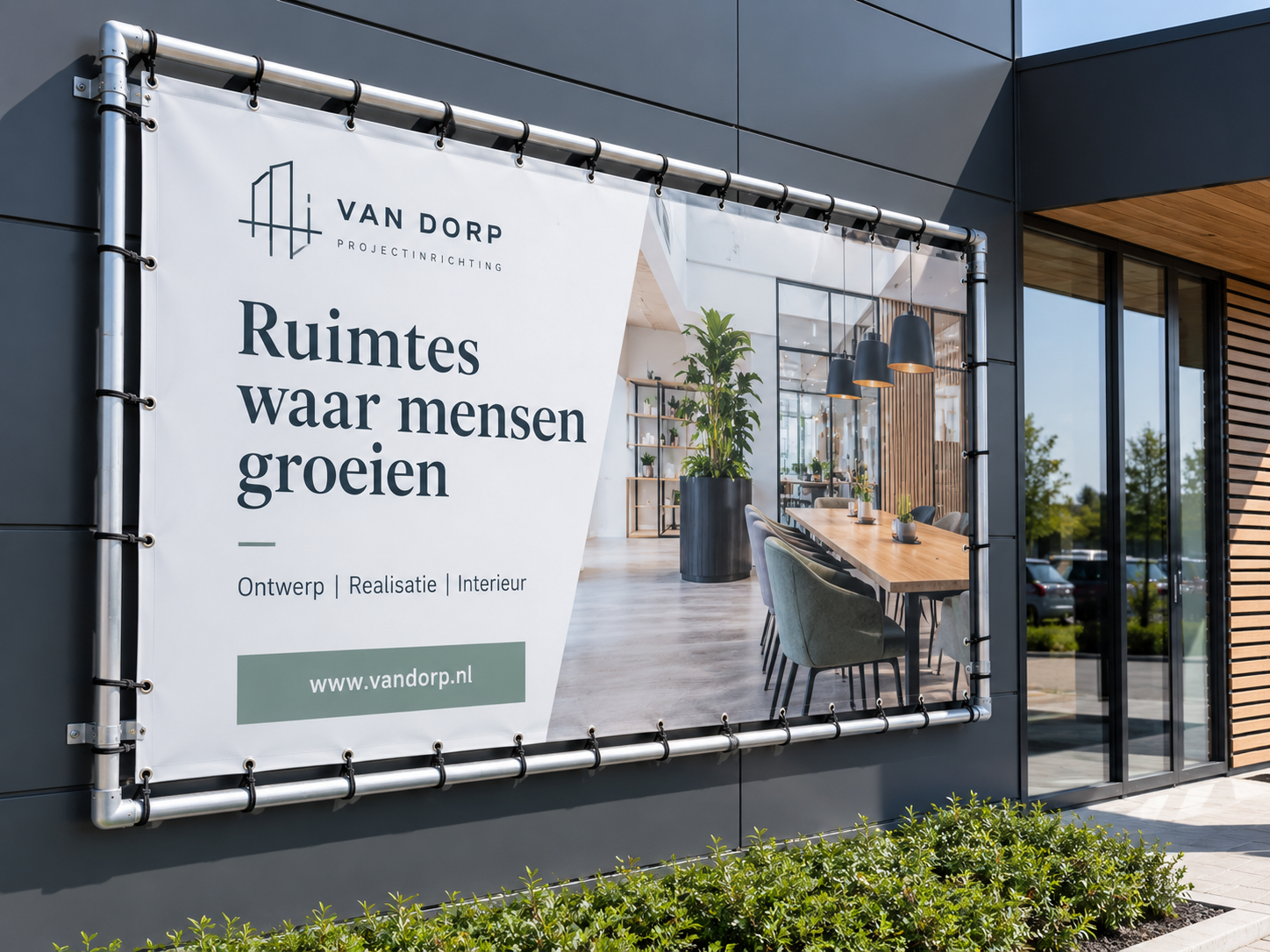 Professioneel gespannen spandoek met nette ringen en elastische bevestiging in aluminium frame