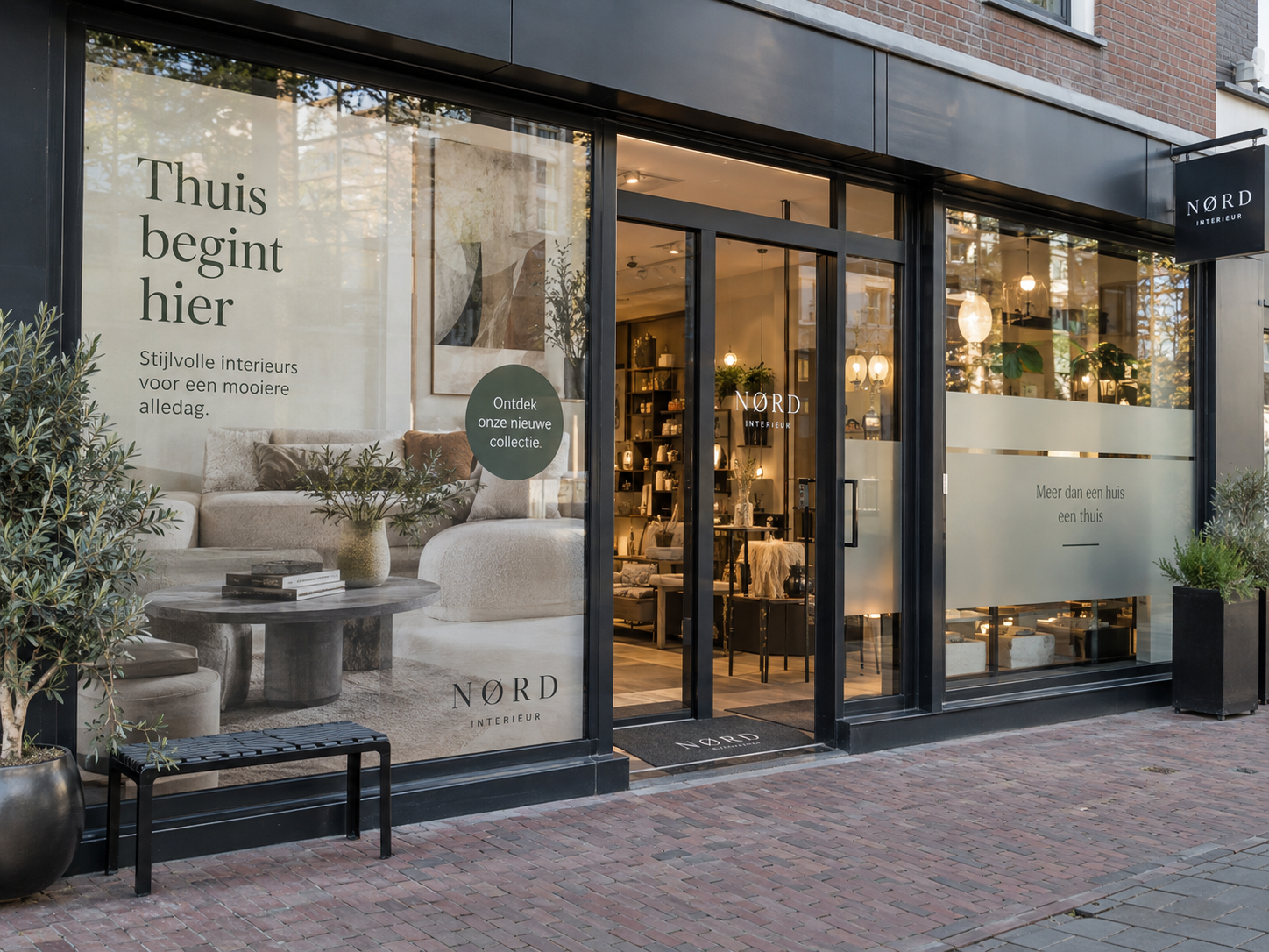Moderne winkelgevel met professionele raamstickers, One Way Vision en privacyfolie
