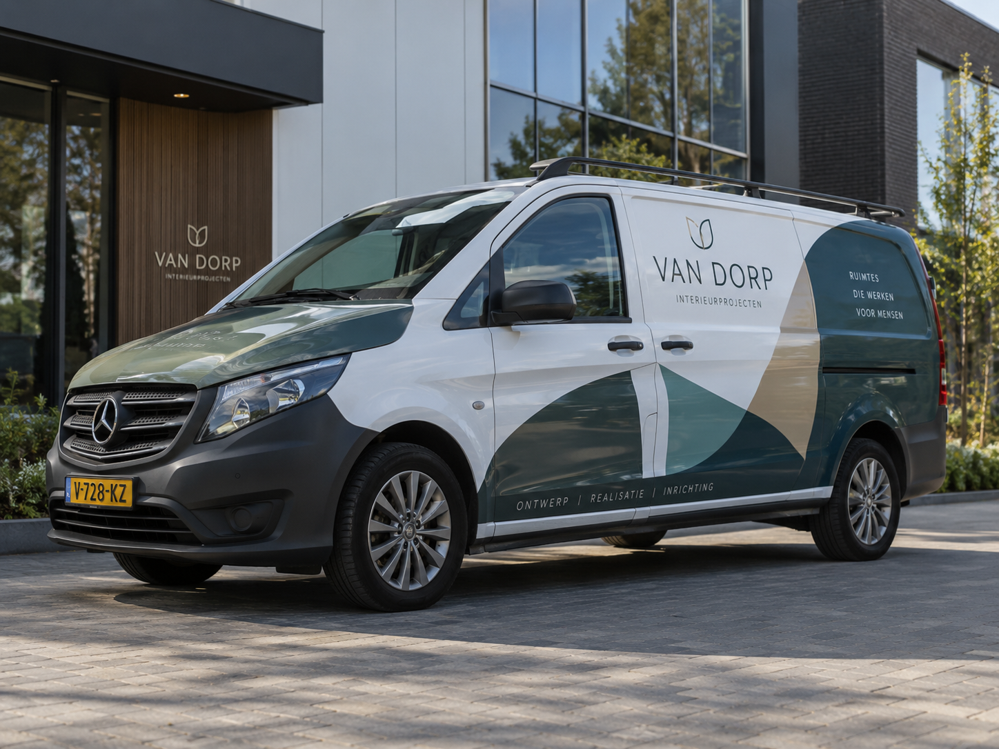 Modern bedrijfsvoertuig met professionele carwrap over een groot deel van de carrosserie