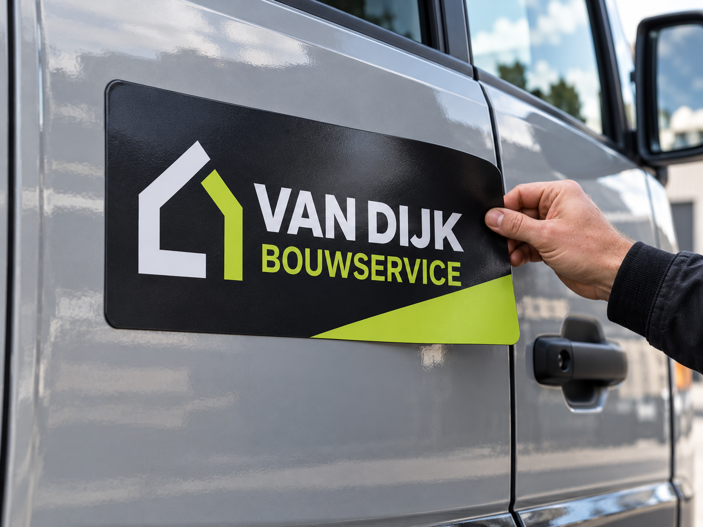 Professionele magneetsticker toegepast op een geschikt metalen voertuigoppervlak