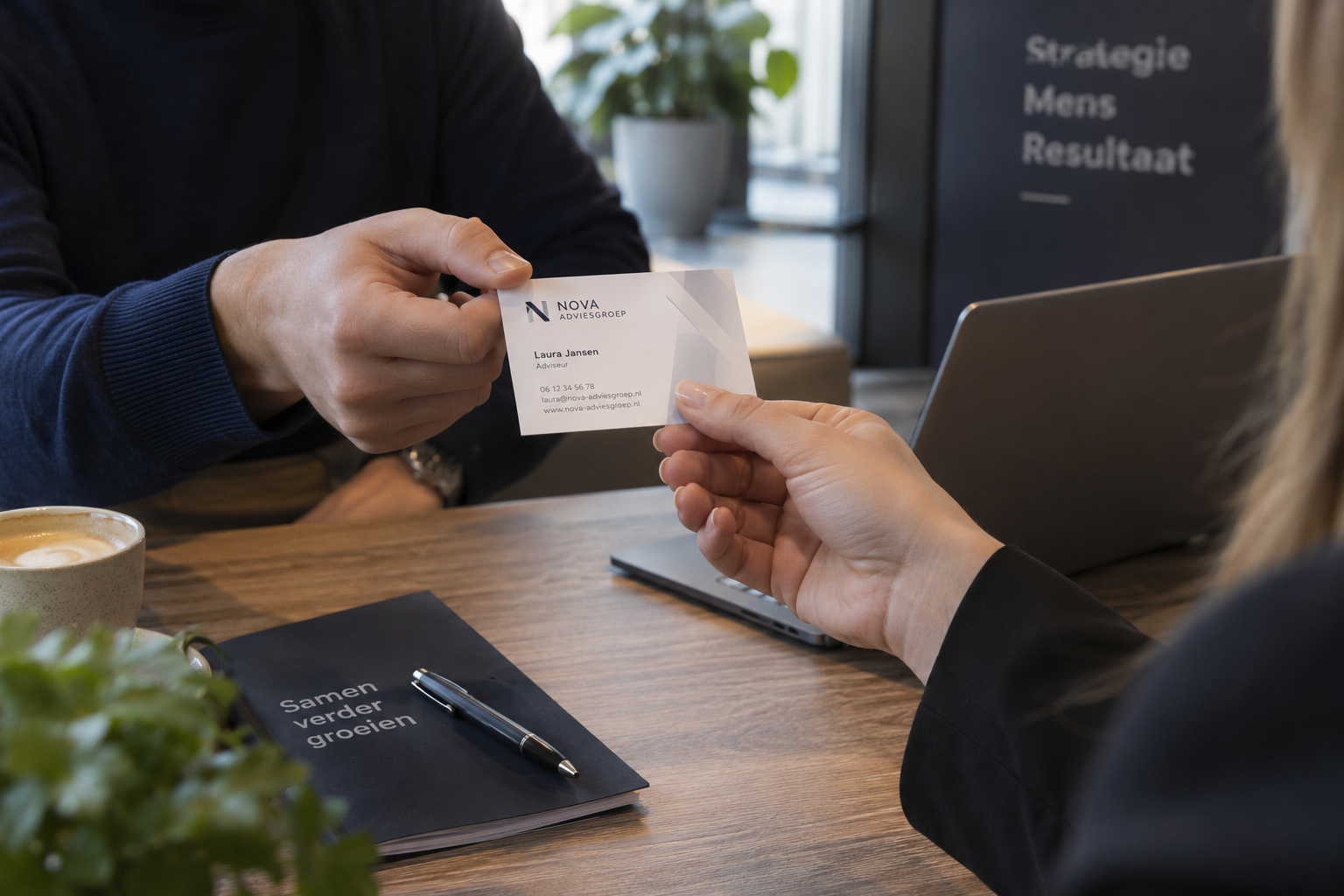 Visitekaartje wordt tijdens een informeel zakelijk gesprek persoonlijk overhandigd