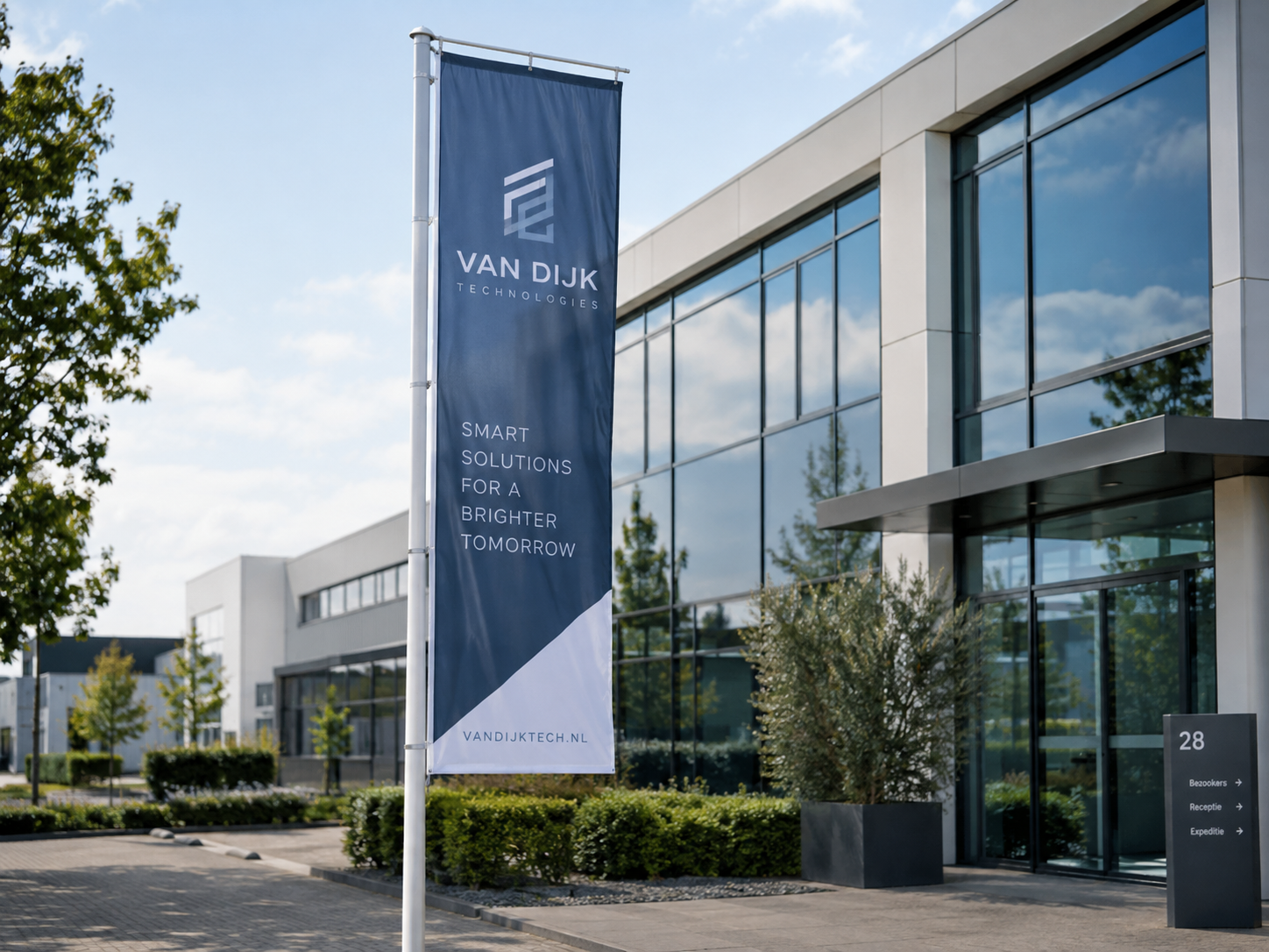 Verticale baniervlag met uithouder bij een modern bedrijfspand