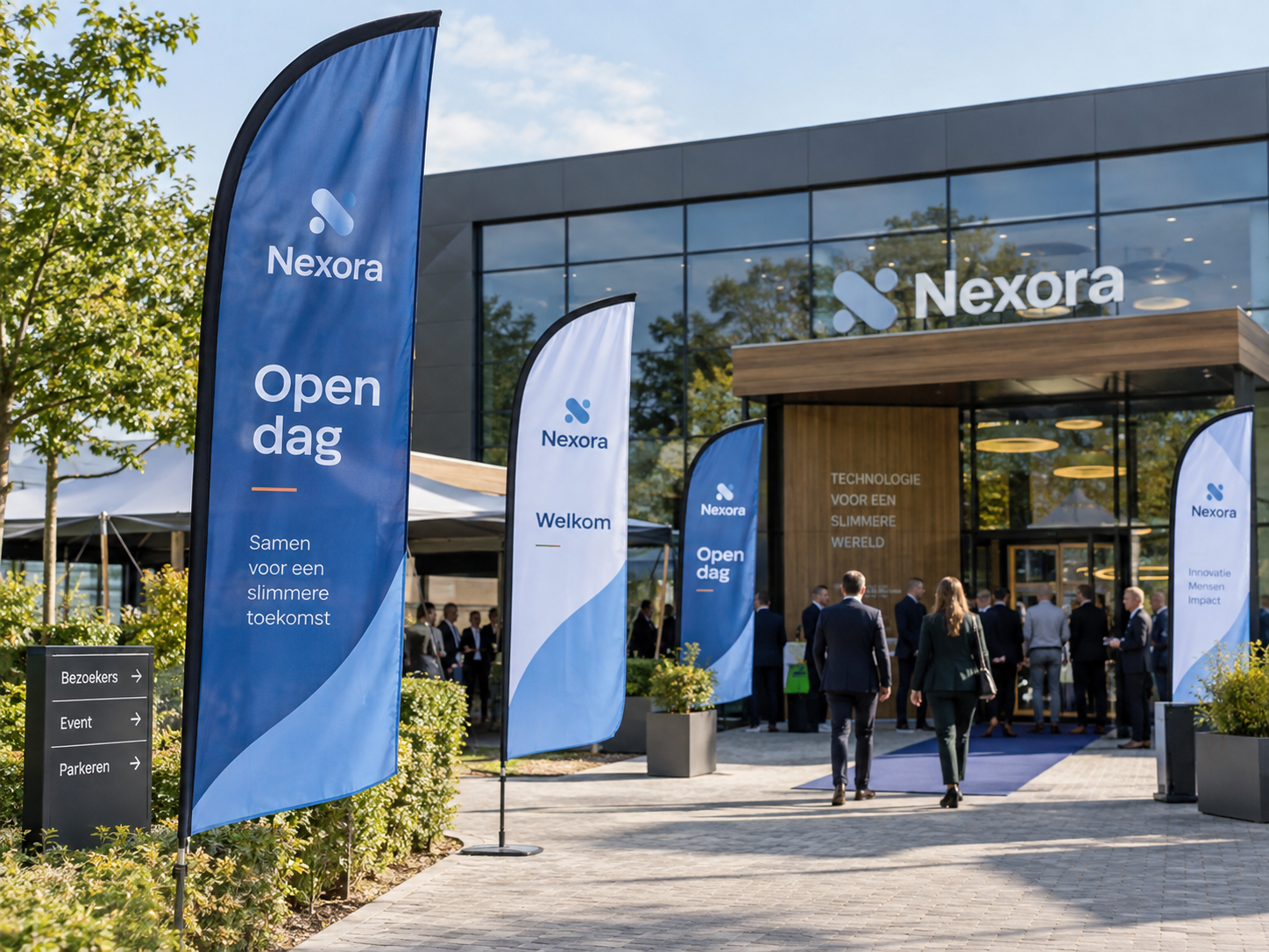 Professioneel bedrukte beachflags bij een zakelijke open dag en entree van een modern bedrijfspand