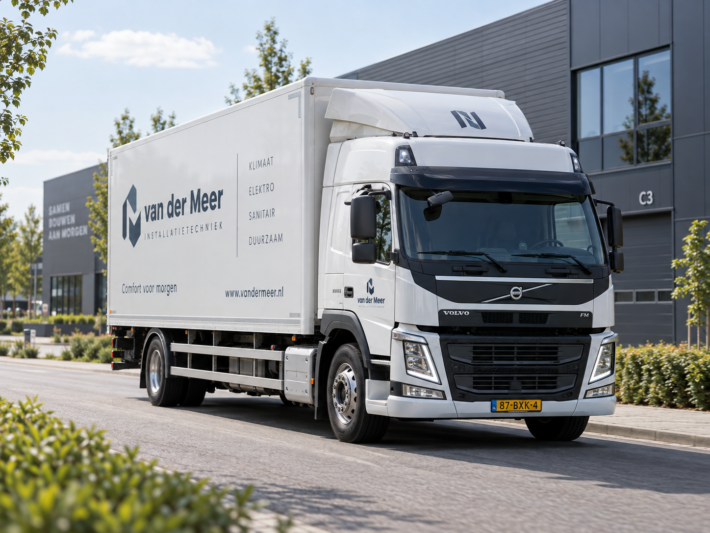 Vrachtwagen met duidelijke maar zakelijke merkbelettering