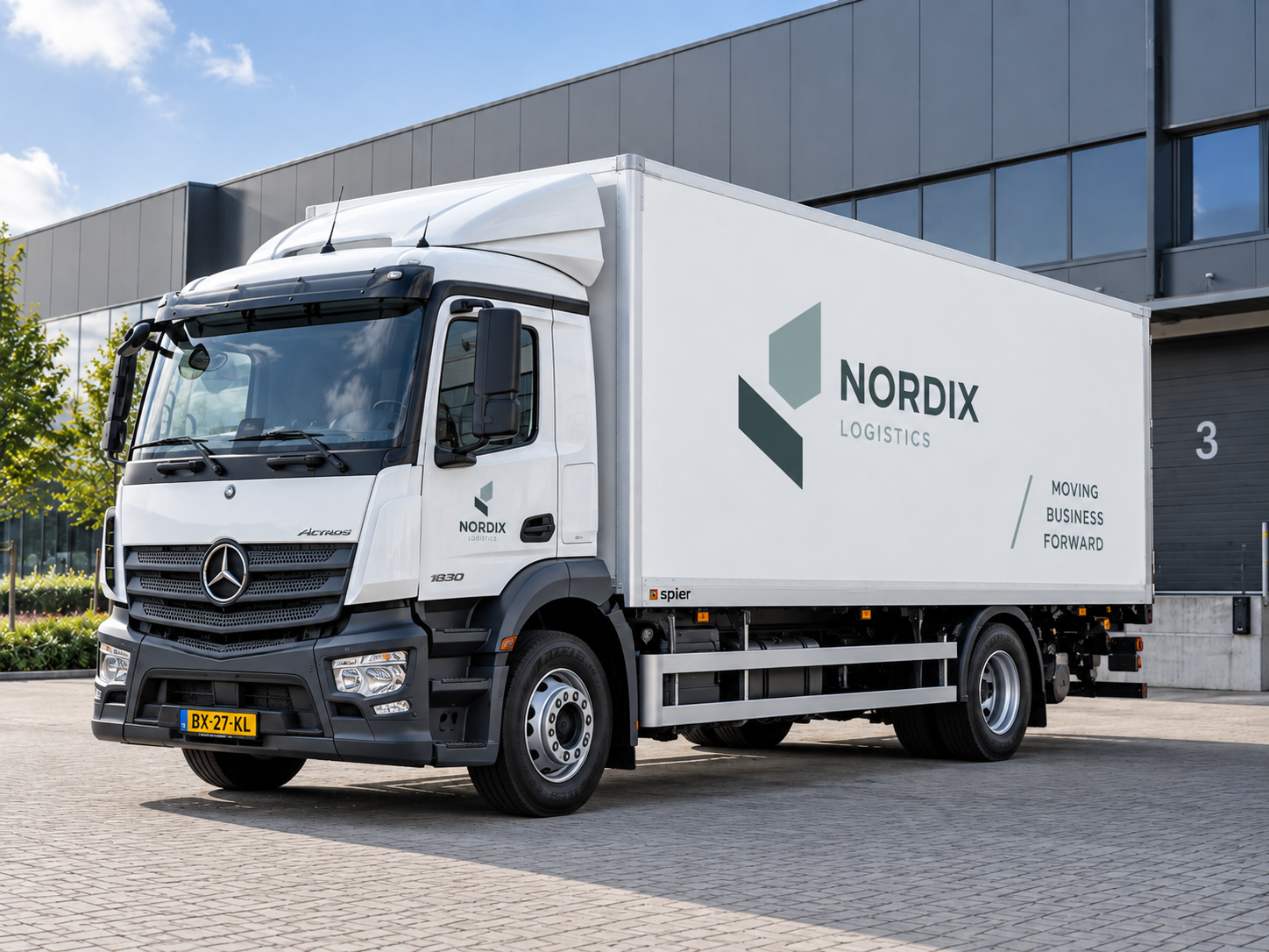 Herkenbare professioneel beletterde vrachtwagen voor zakelijke voertuigbranding