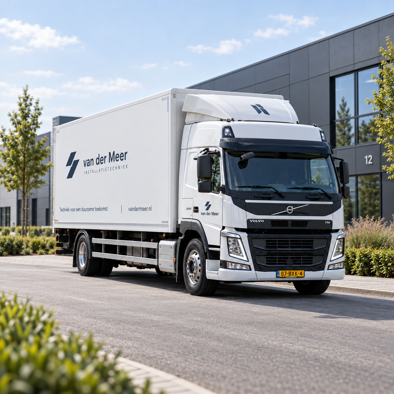 Vrachtwagen met zeer subtiele zakelijke bedrijfsbelettering