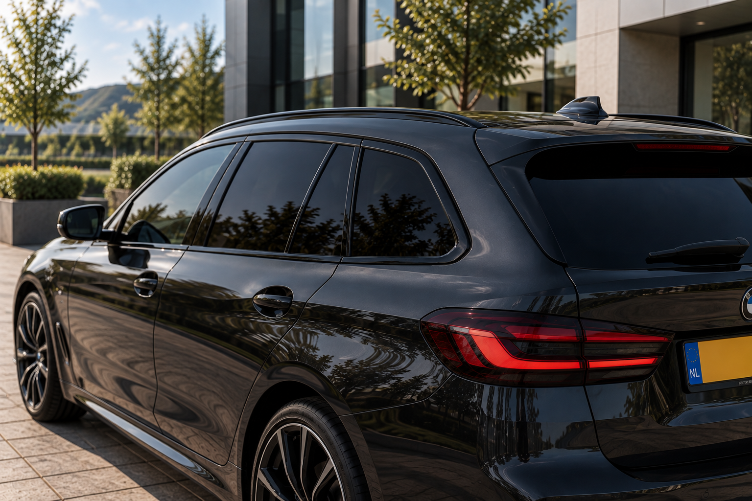 Auto met donkere achterruiten voor warmtecomfort en extra privacy